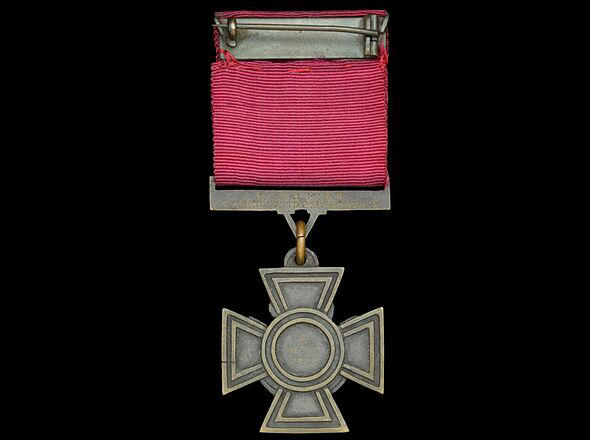 Victoria Cross of hero who died alongside famous WW1 poet sells for ...
