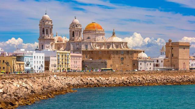 El paseo marítimo más bonito de Andalucía está en una ciudad llamada “la Sirena del Océano”: un paseo entre murallas, una catedral dorada y el mar