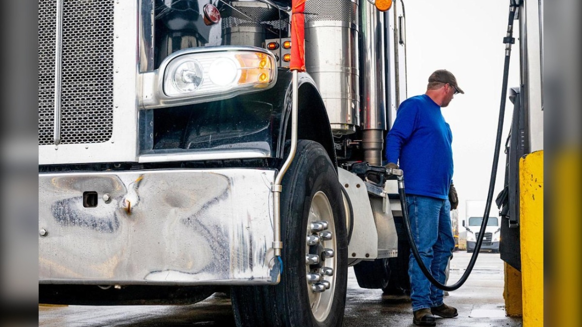 Americas fuel crisis is getting worse: Gas tops $4.30 and diesel costs ...