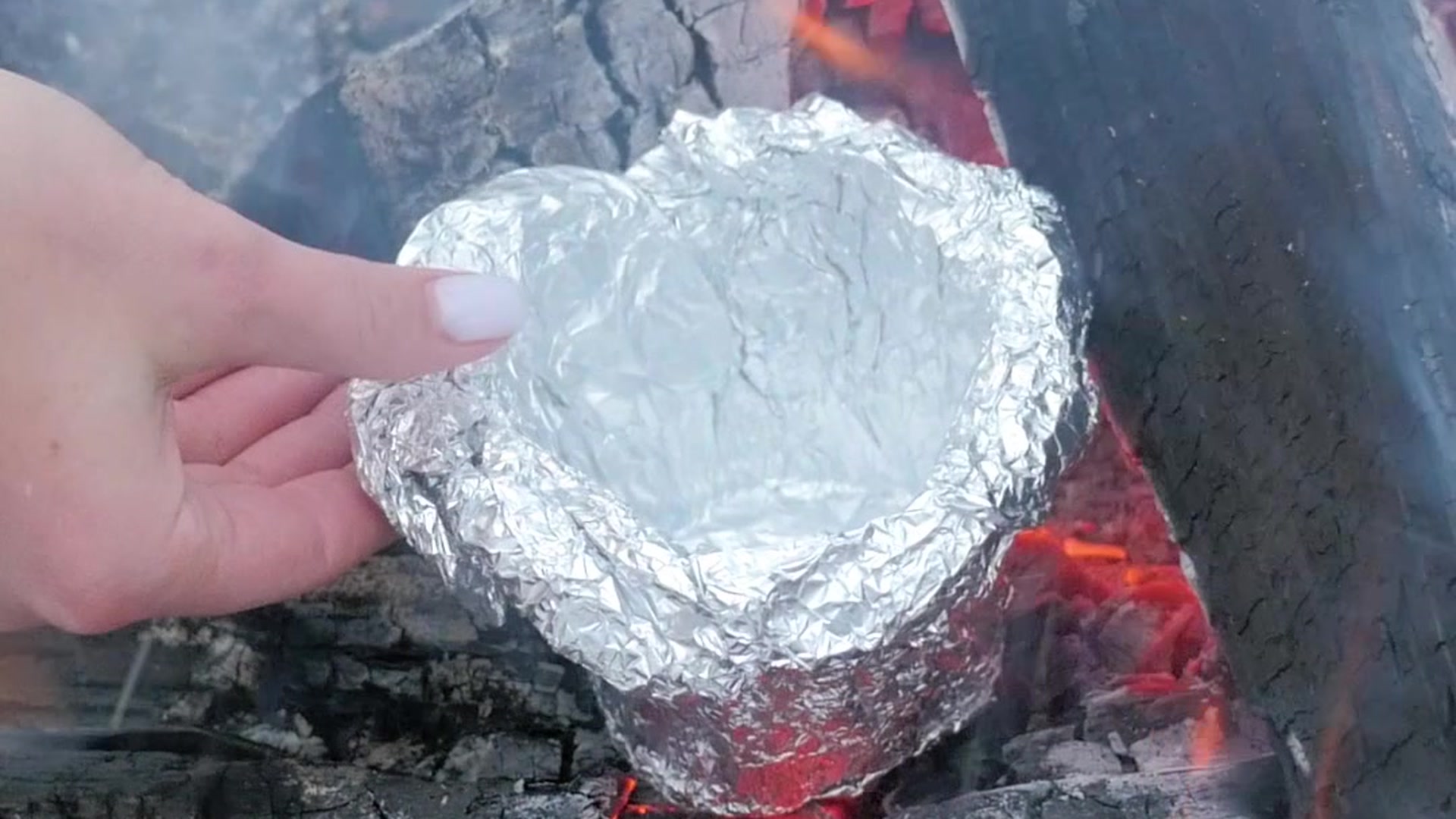What this beautiful girl does with ordinary foil