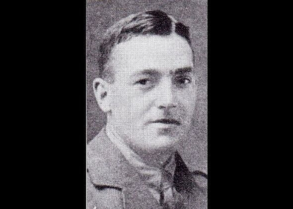 Victoria Cross of hero who died alongside famous WW1 poet sells for ...