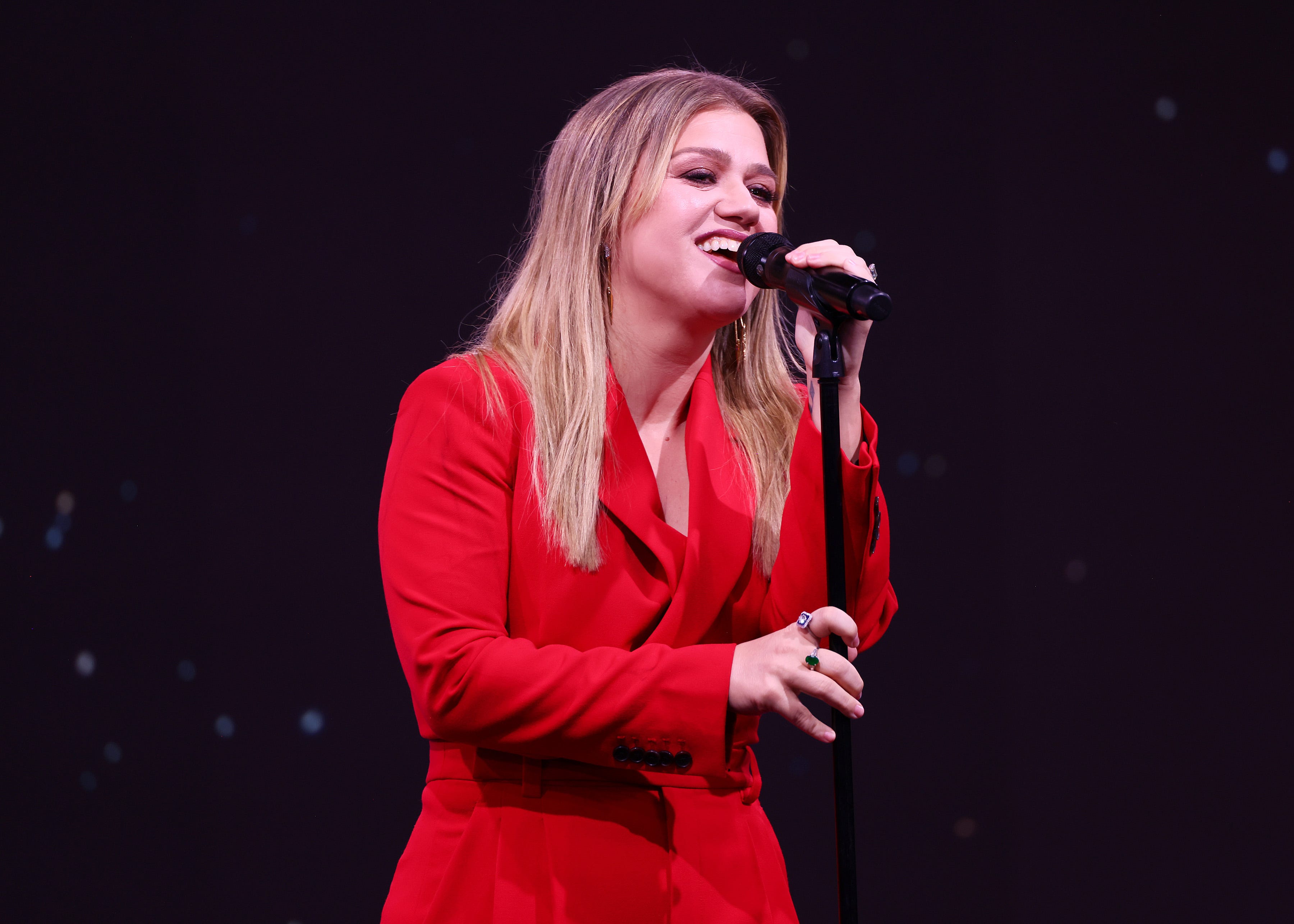 New footage shows Kelly Clarkson inside Brooklyn store Art of Play