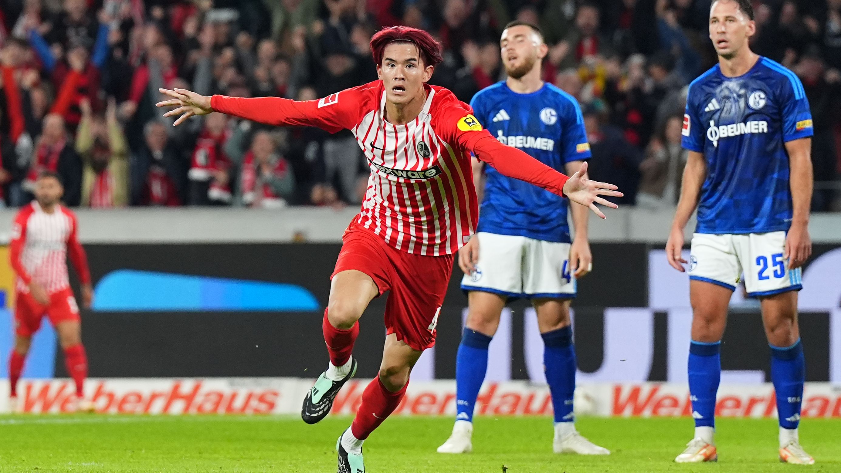 Sieg gegen Schalke 04 trotz Unterzahl - FC Bayern und BVB überholt: SC ...
