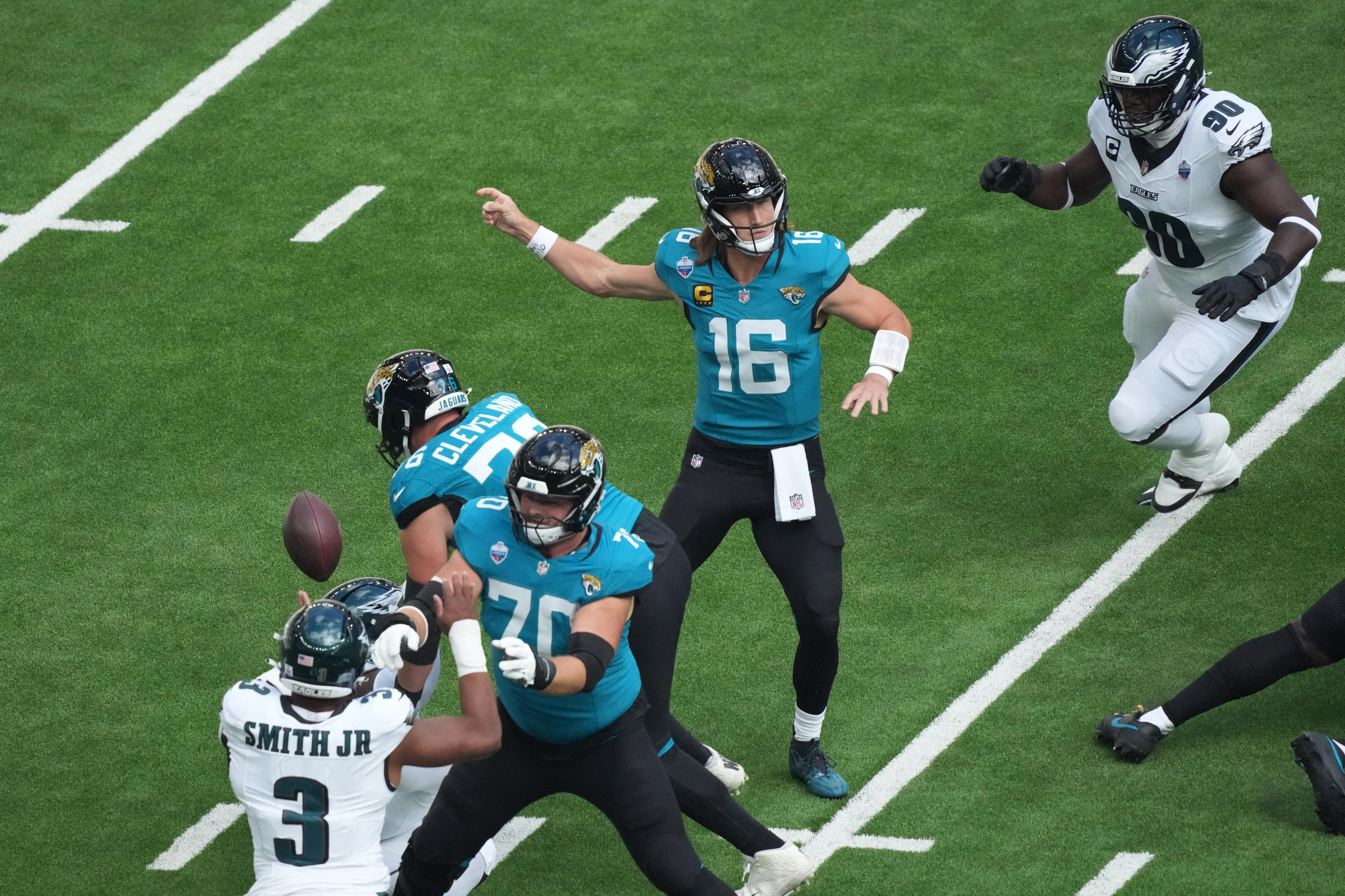 Jaguars left tackle Anton Harrison injured vs. Eagles, carted off field