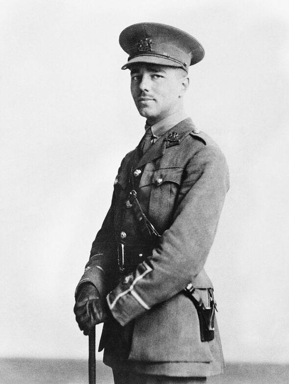 Victoria Cross of hero who died alongside famous WW1 poet sells for ...