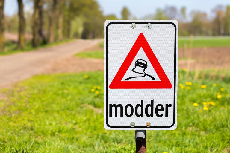 Haar auto sloeg over de kop door modder van een trekker, maar één ...