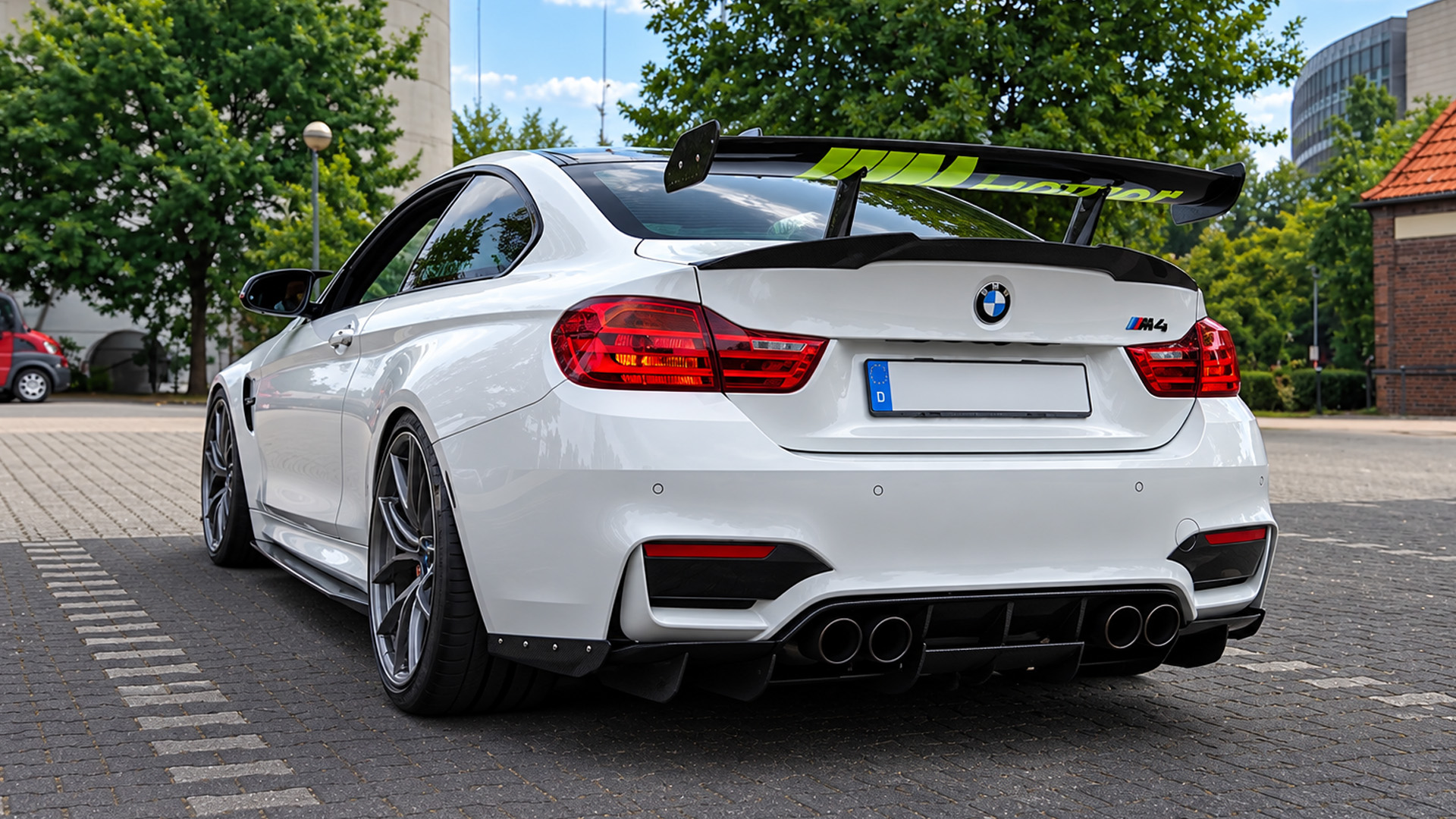 Listening to the BMW M4 TTE700 engine sound with a quad exhaust system