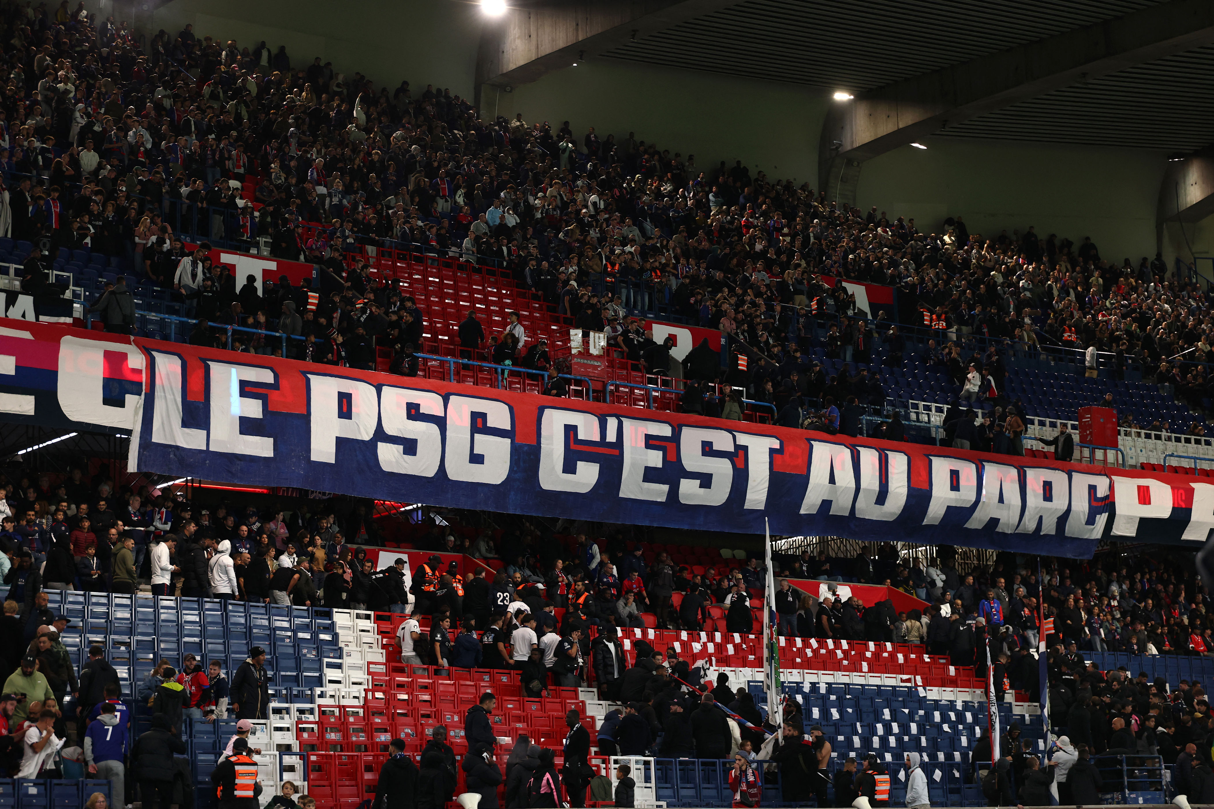 Les ultras du PSG quittent le stade après le retrait d'une banderole