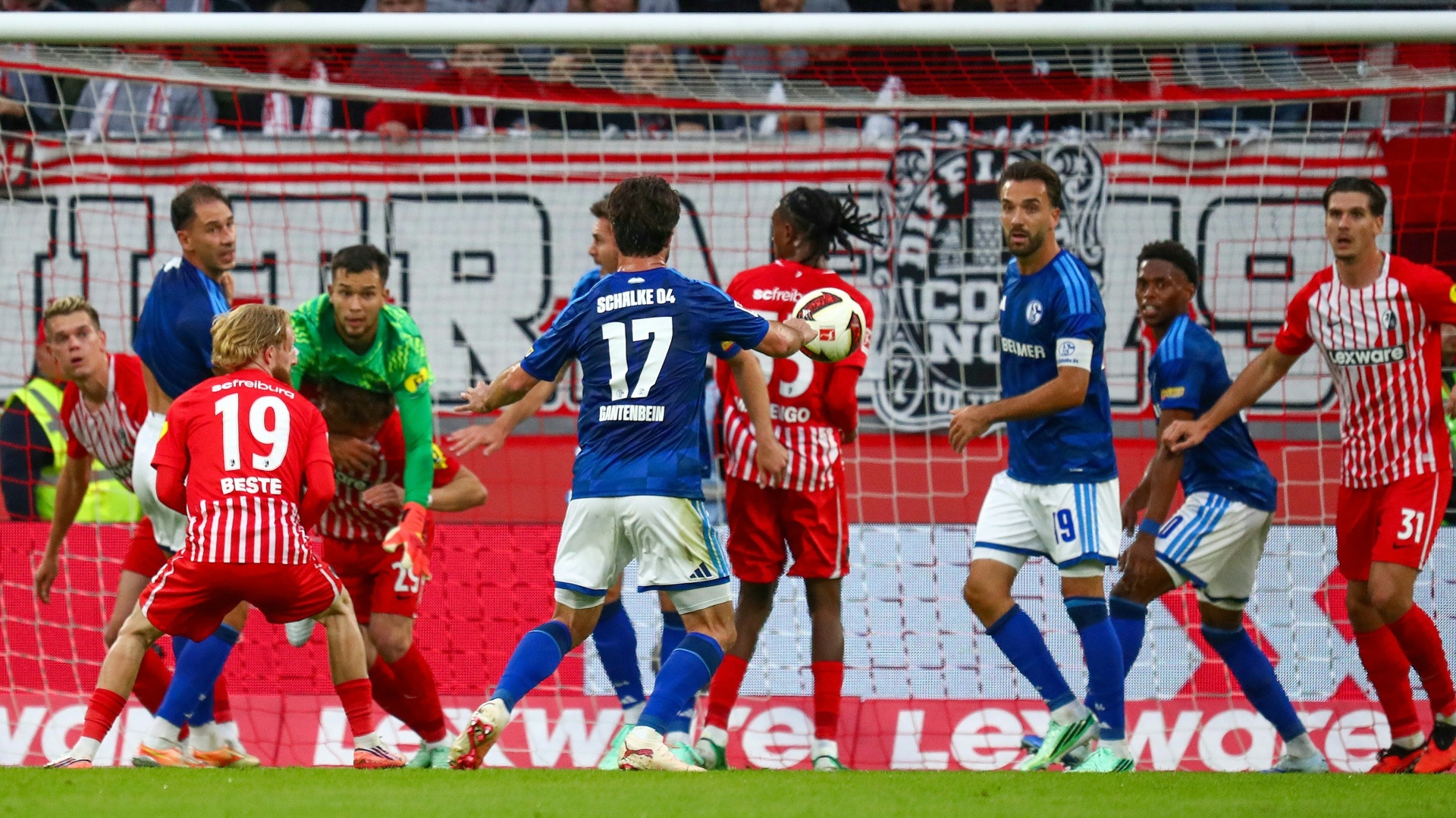 Fußball: In Unterzahl - Freiburg springt an die Tabellenspitze