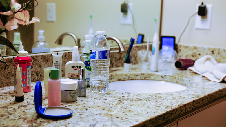 Goodbye traditional bathroom storage: The rustic thrift store swap for ...