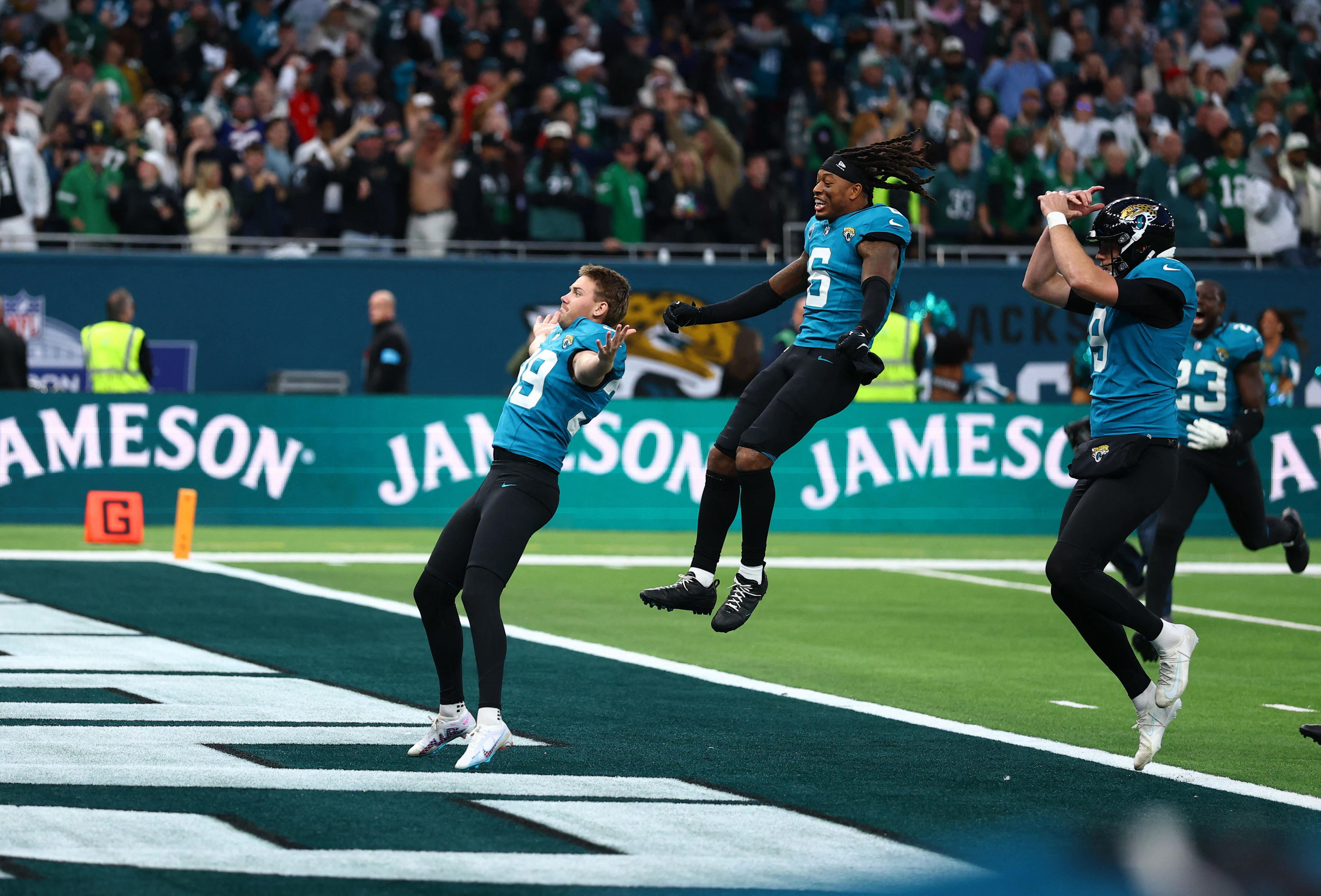 Phenomenal job by DaVon Hamilton stepping in as Jaguars' long snapper