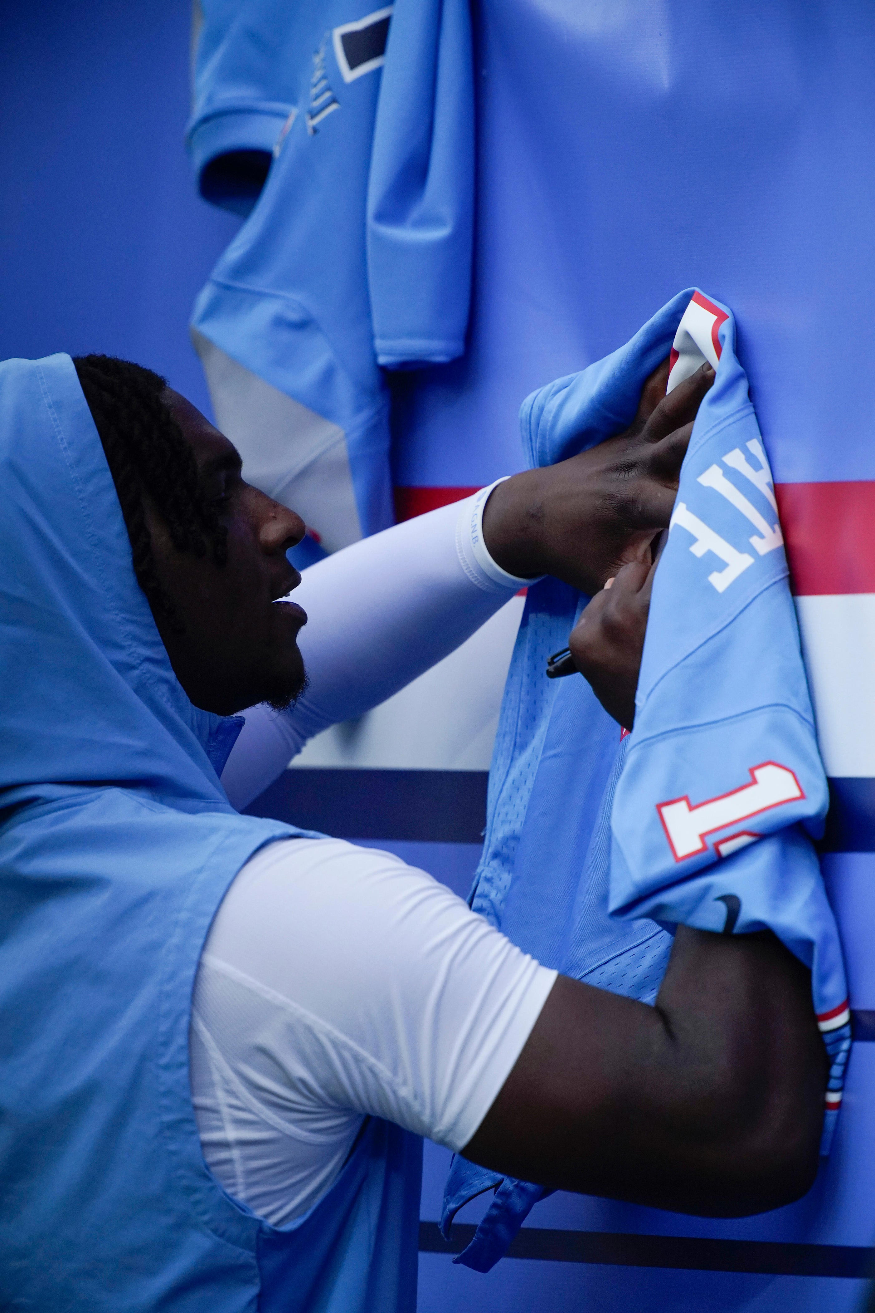Tennessee Titans say fans are still allowed to get pregame autographs ...