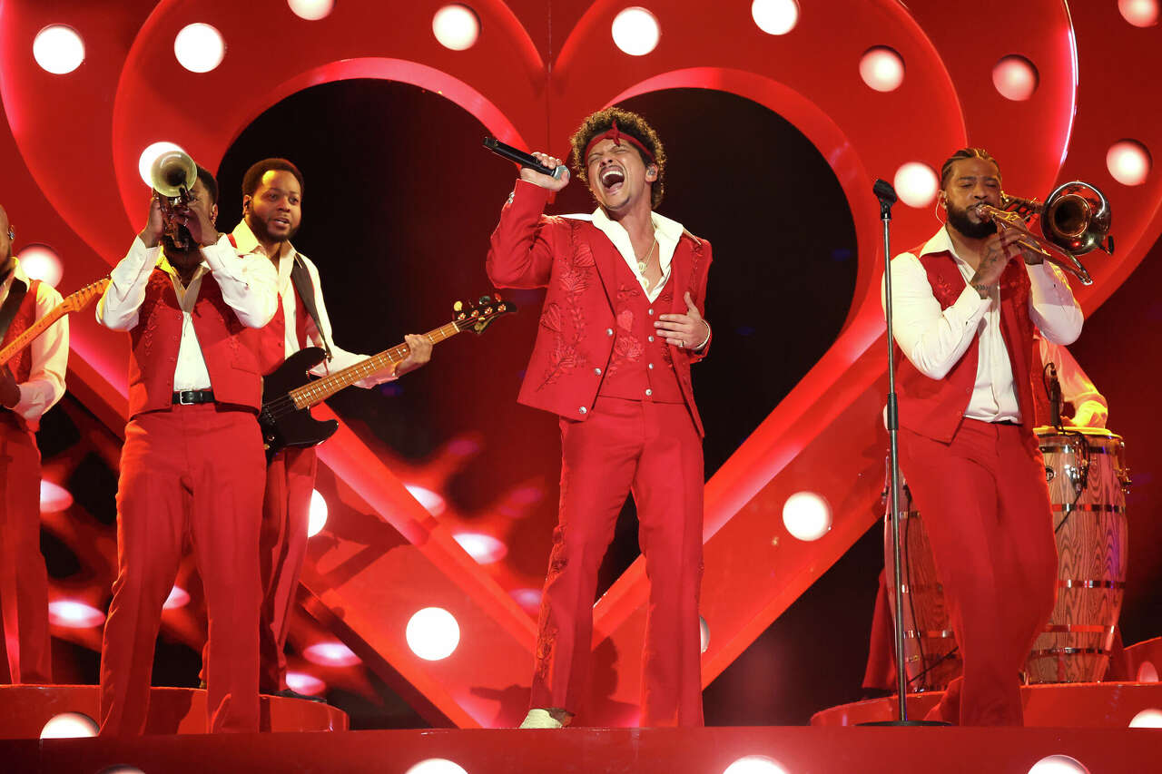 I expected to roll my eyes at Bruno Mars. Then he turned Levi's Stadium ...