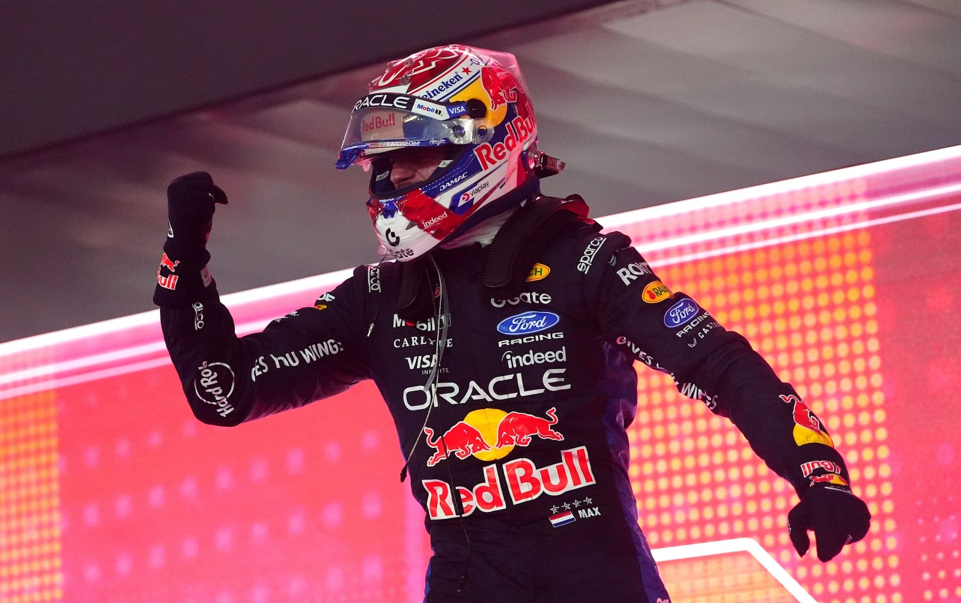 Verstappen cruises to Singapore Grand Prix victory as Hamilton apologises for strategy error