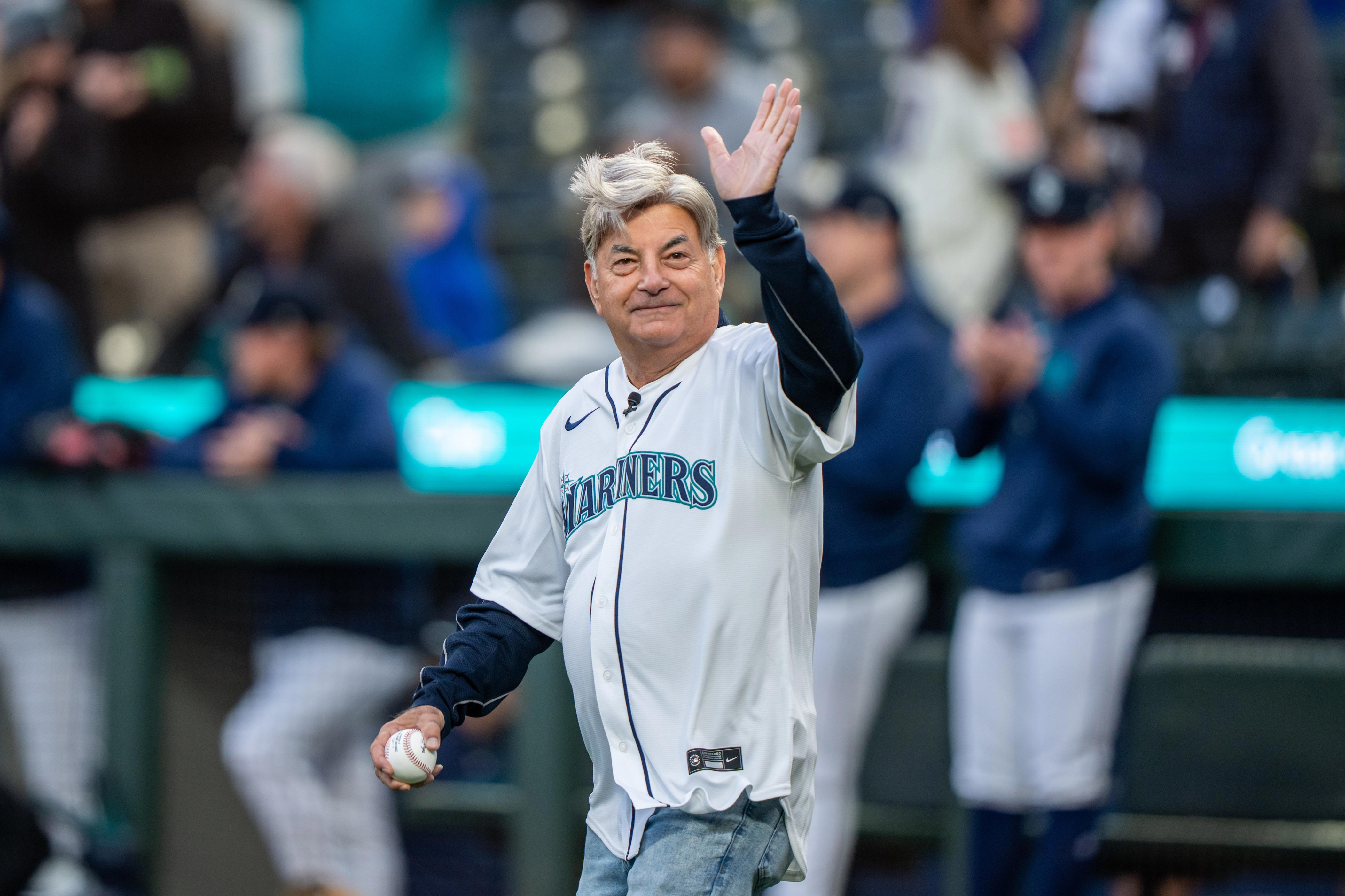 Mariners legend Rick Rizzs will raise the 12th Man flag
