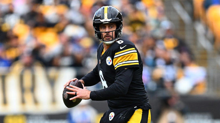 Aaron Rodgers defies Father Time with another three-touchdown ...