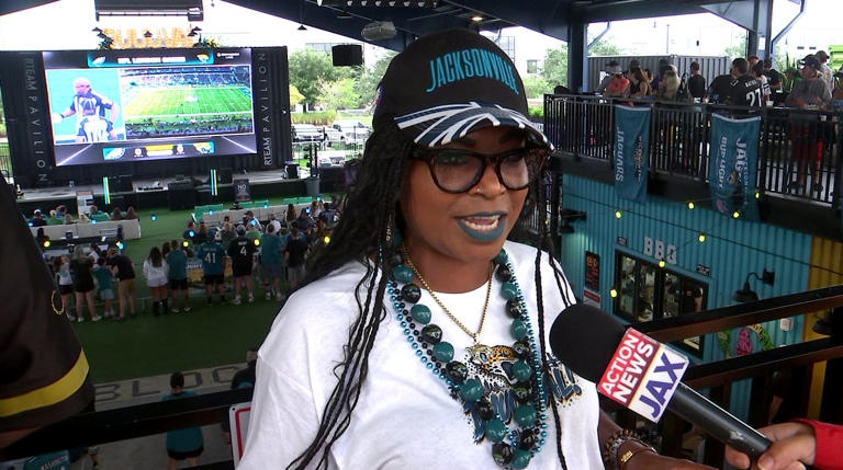 Jaguars fans brave morning rain to watch London game at local sports bar