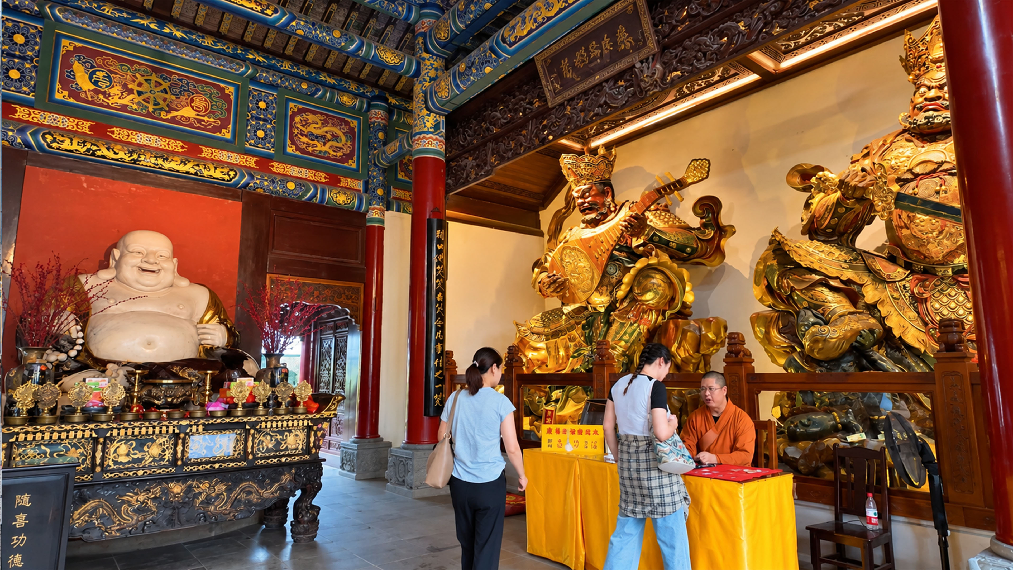 China hides massive golden statues behind this temple hall