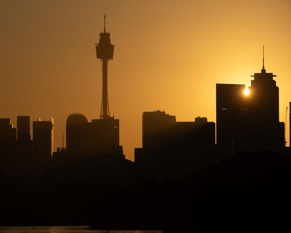 Total fire ban for Sydney, with 37C temperatures and risk of bushfires from dry lightning