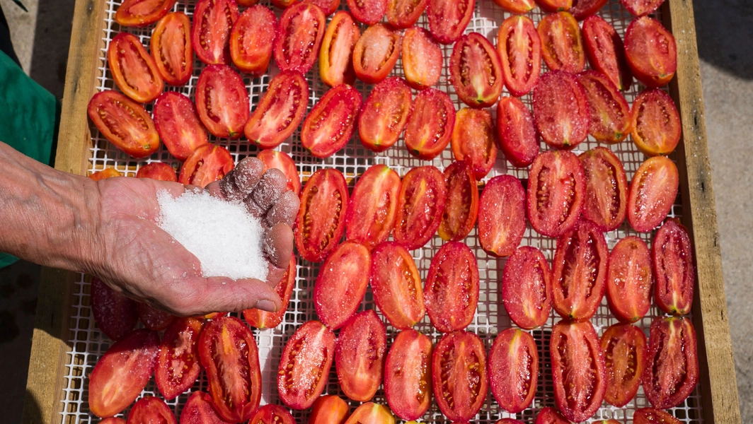 Traditional methods for preserving tomatoes