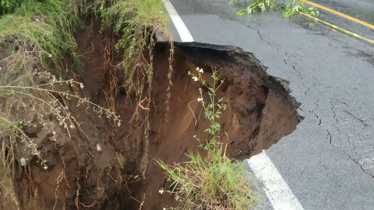 Socavón en la carretera El Grullo-Ciudad Guzmán fuerza cierre total de ...
