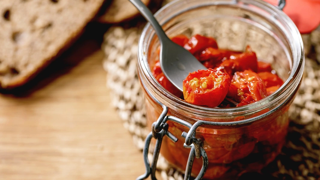 Traditional methods for preserving tomatoes