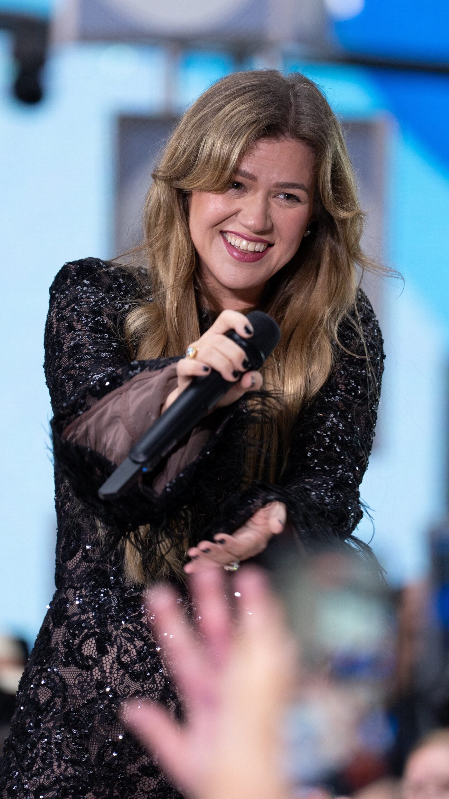 Kelly Clarkson now under fire as new Brooklyn store video turns tables ...