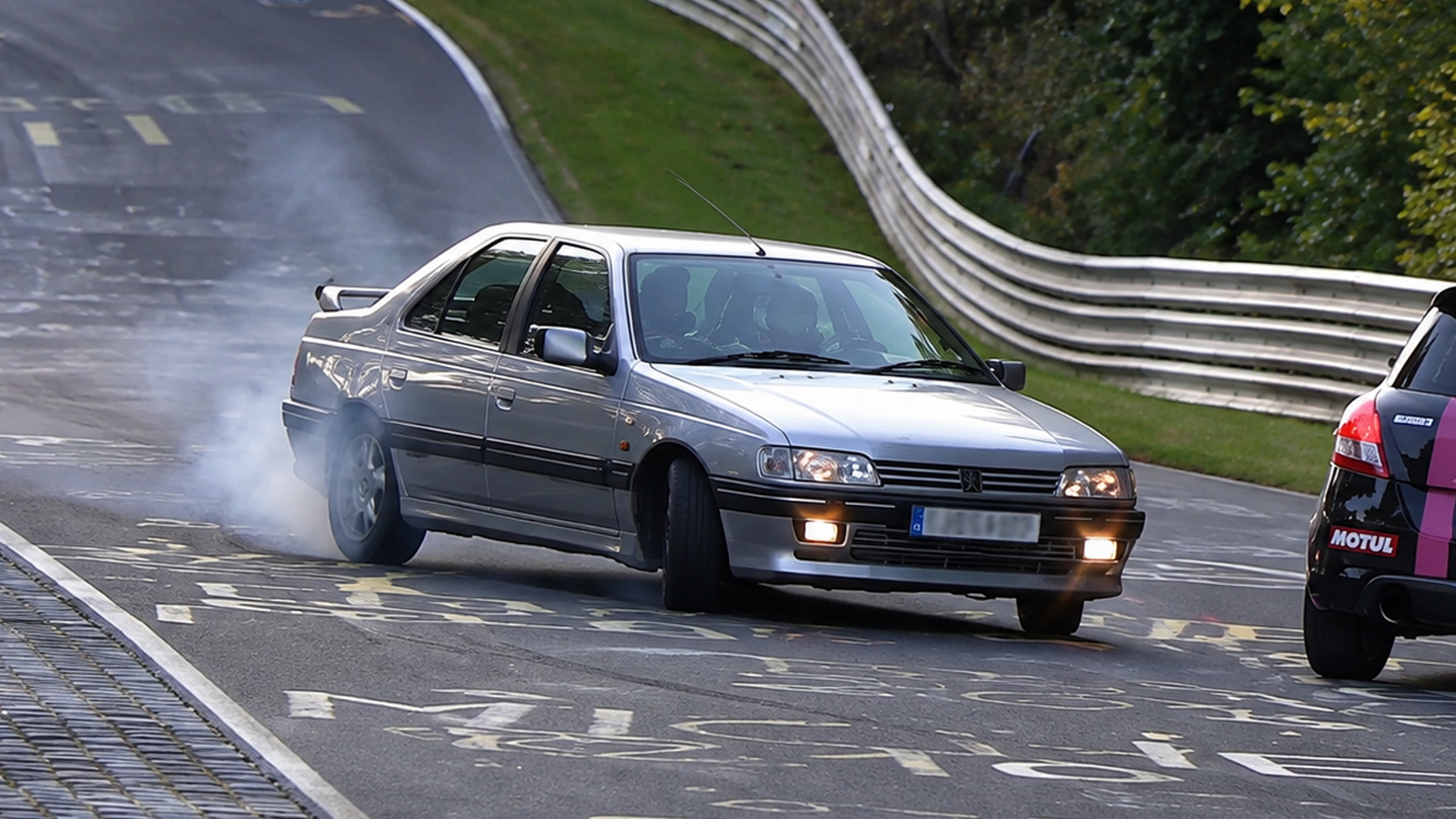 Cars spin wide after losing grip through Nürburgring corners
