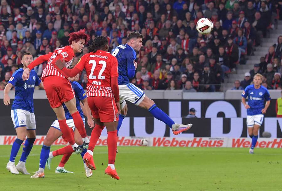 In Unterzahl: Freiburg springt an die Tabellenspitze