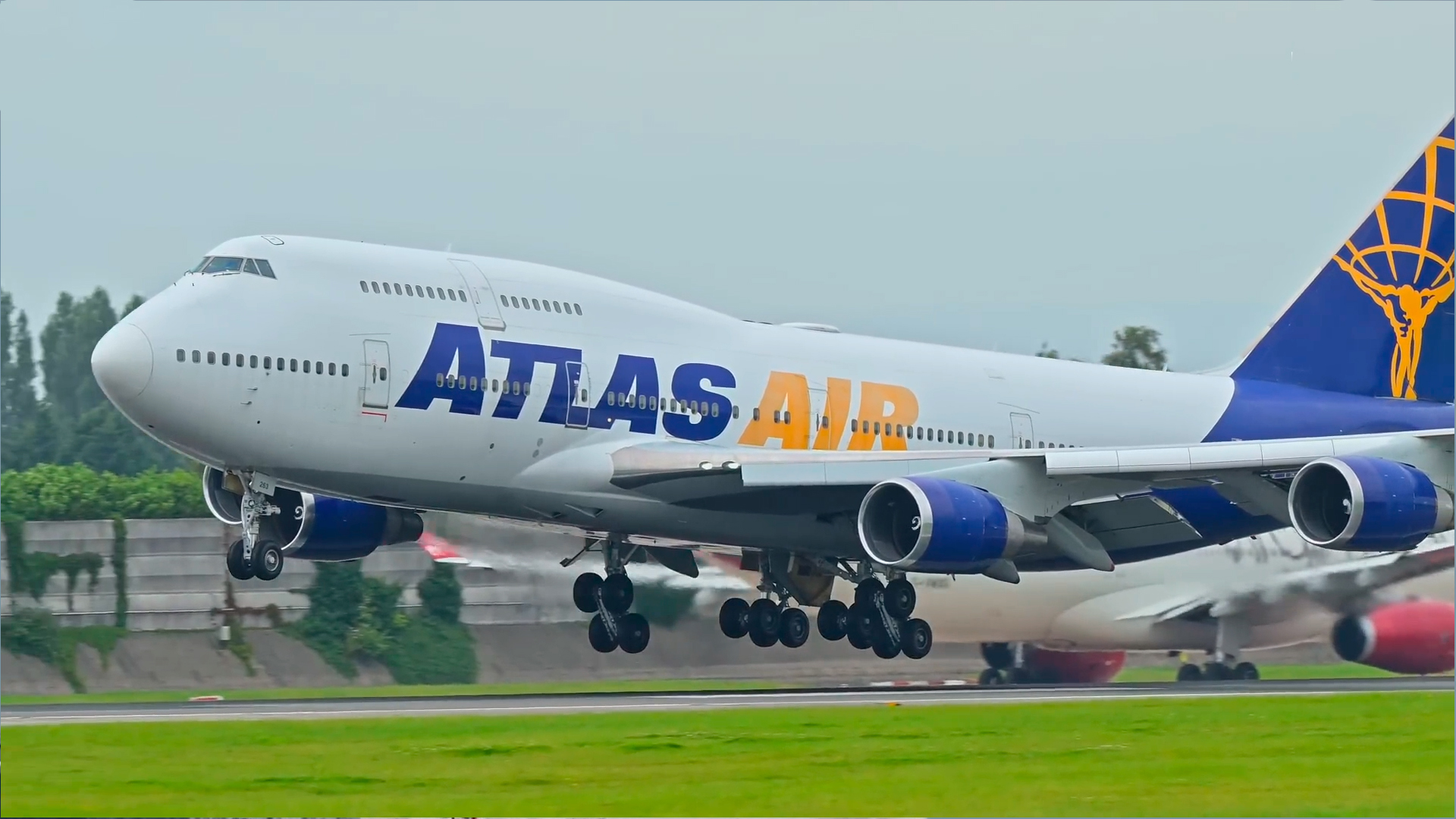 Giant 747 and A380 landings caught on camera