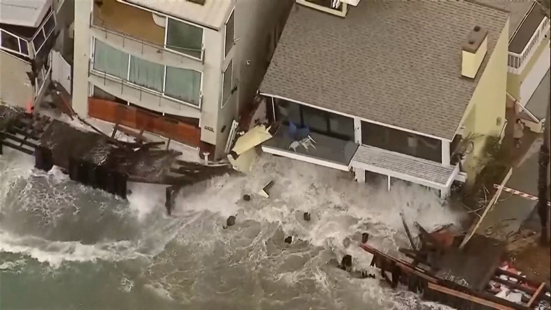 Hurricane Simon batters Mexico as Florida recovers from Isaias