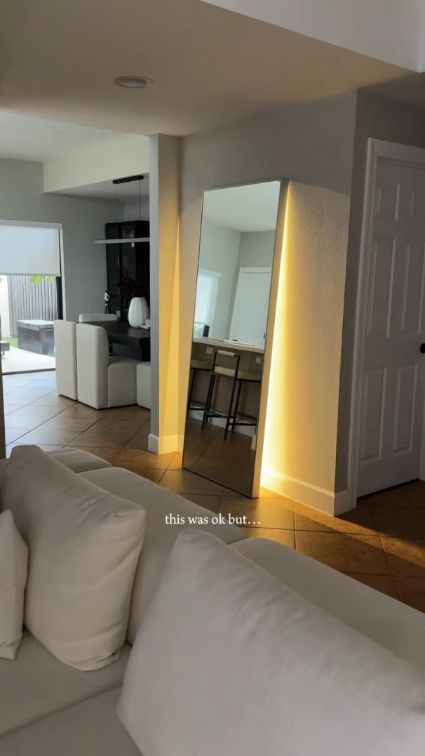 Modern mirror decor ideas for a minimalist living room makeover