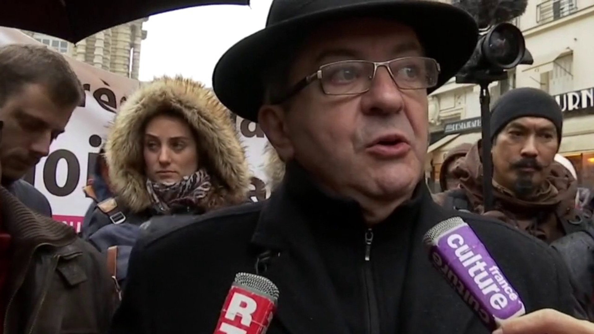 Manifestation devant le Sénat pour l'abrogation de la loi travail