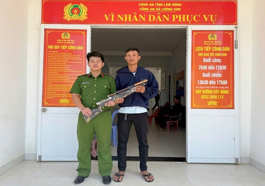 Nhặt được khẩu súng, người dân mang đến công an giao nộp
