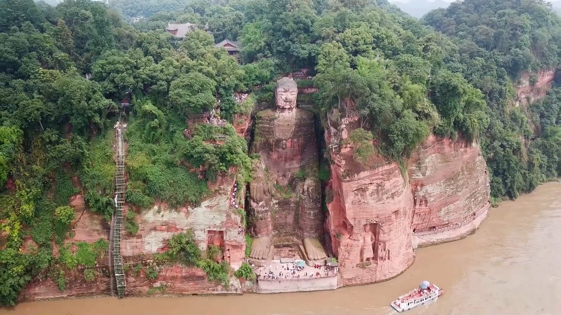 O Buda gigante da China parece ainda mais incrível visto de cima