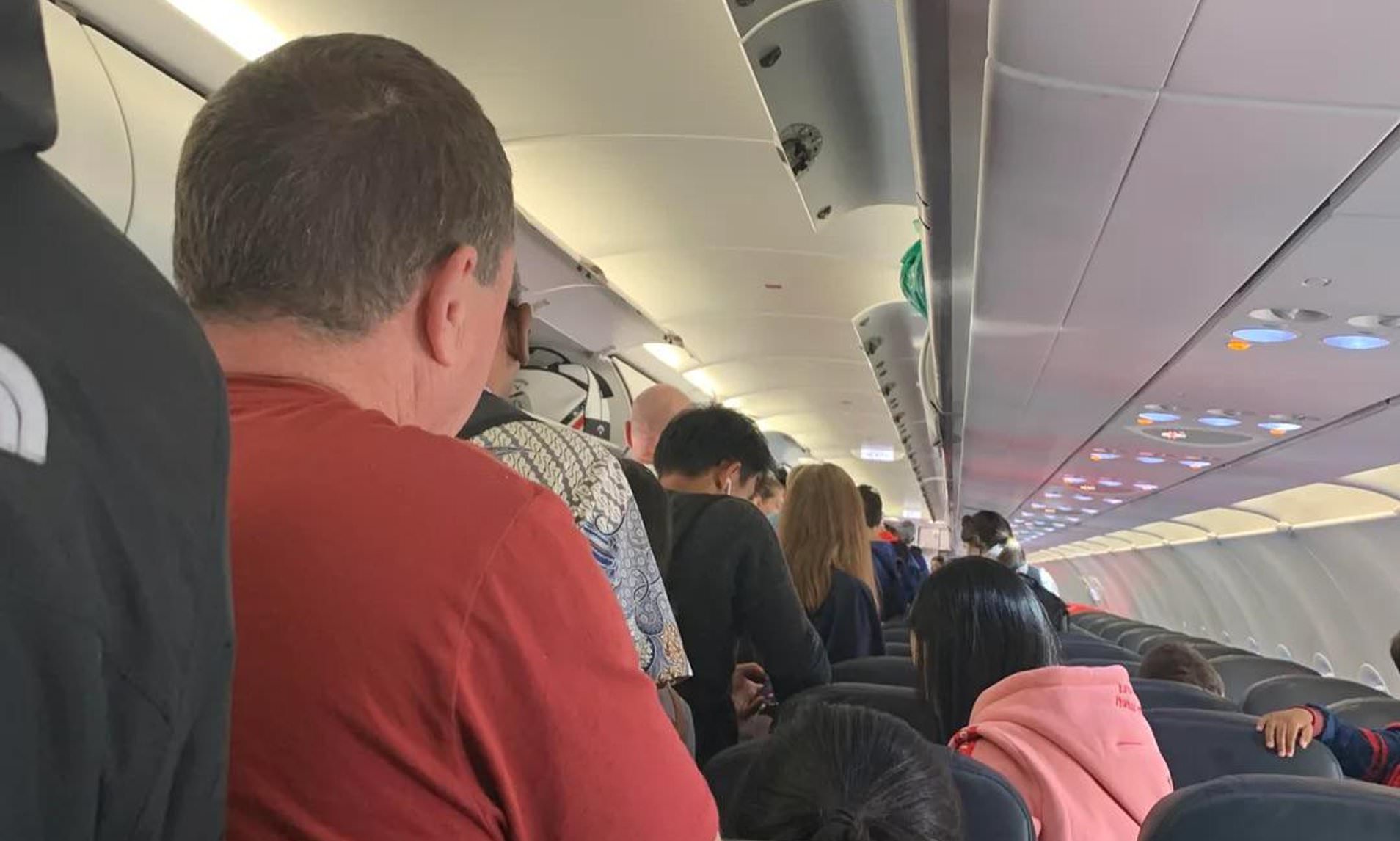 Plane passengers rant about 'aisle rush' move they can't stand: 'Nothing gets me more riled up'