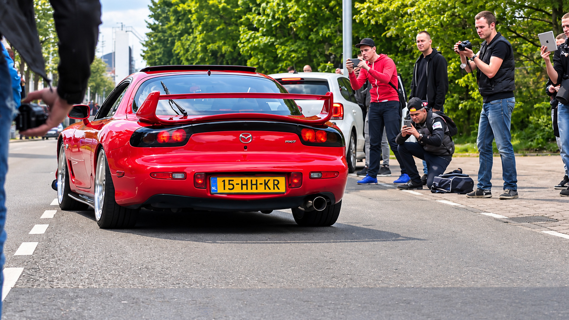 Laute Sportwagen ziehen bei Amsterdam Cars & Coffee alle Blicke auf sich