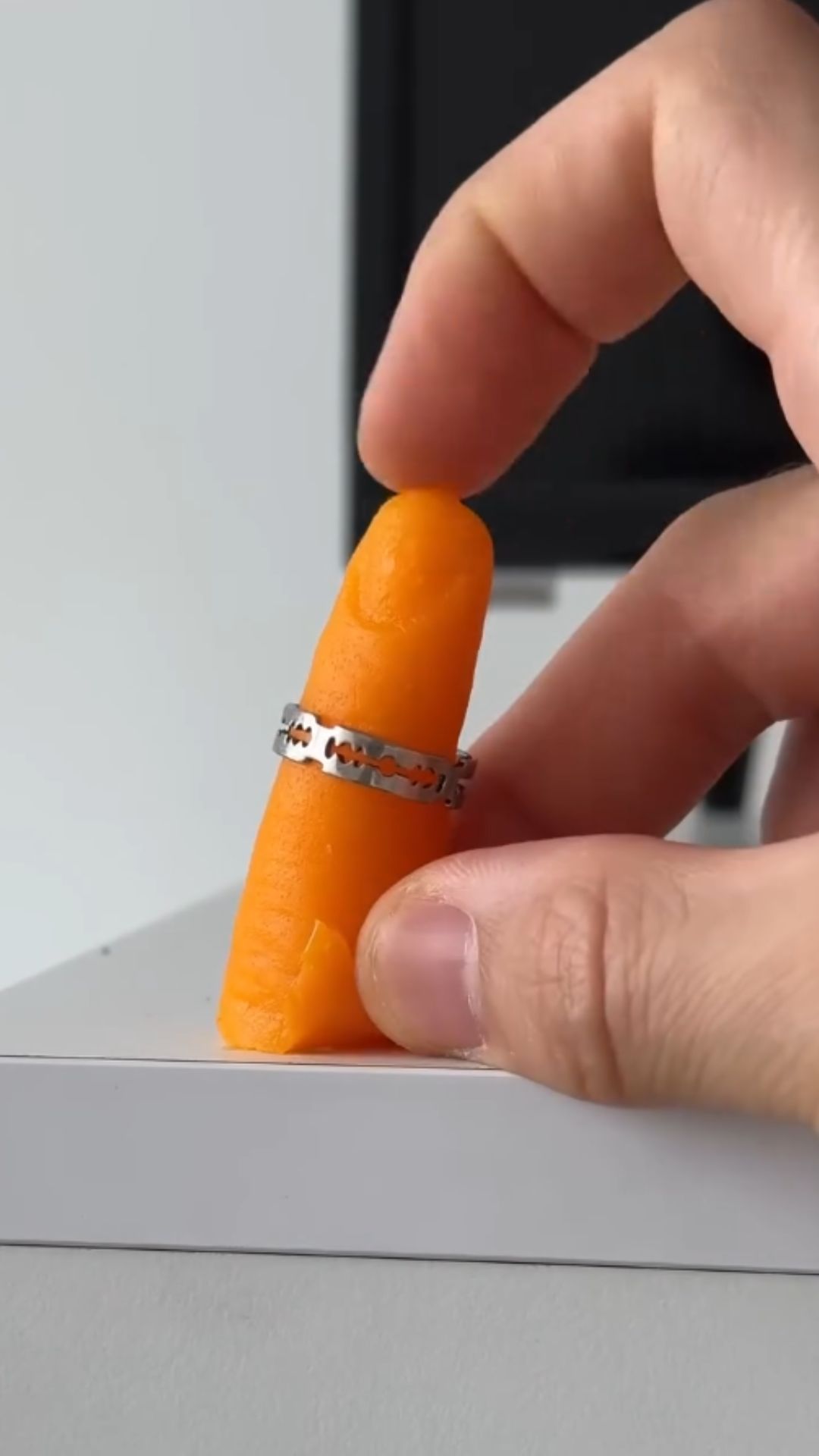 The fascinating process of making a finger replica at home