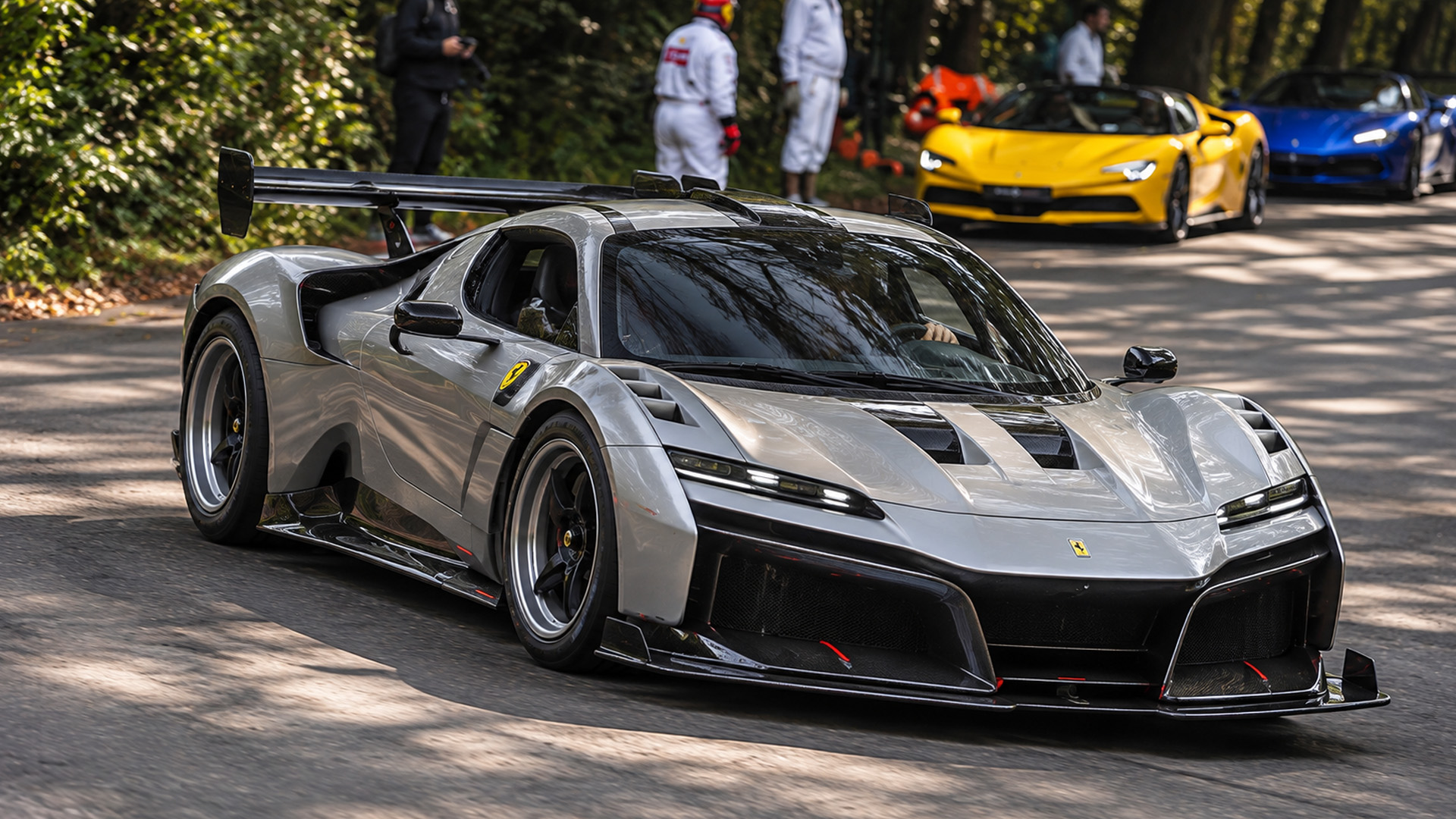 Ferrari KC23 mostra la sua potenza V8 con accelerazioni e passaggi veloci