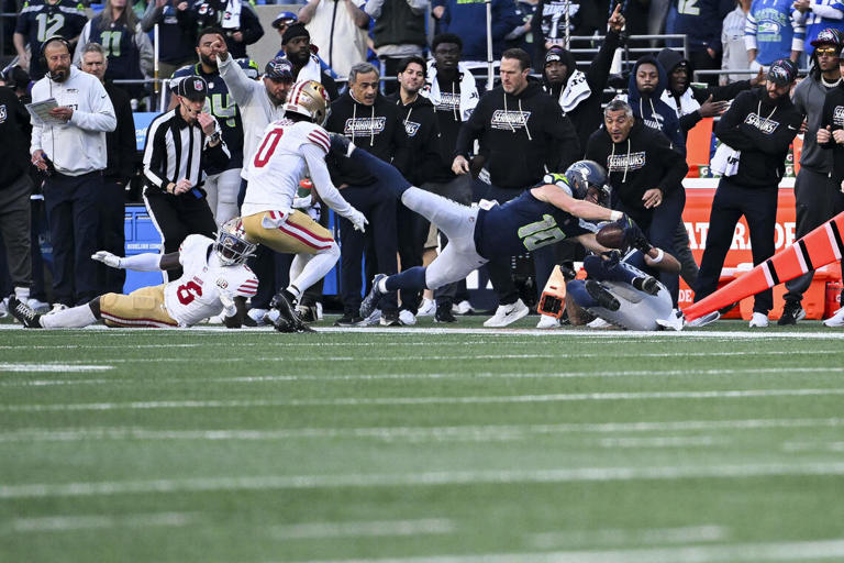 Four big mistakes early subvert Seahawks' rally late in 32-29 loss to 49ers