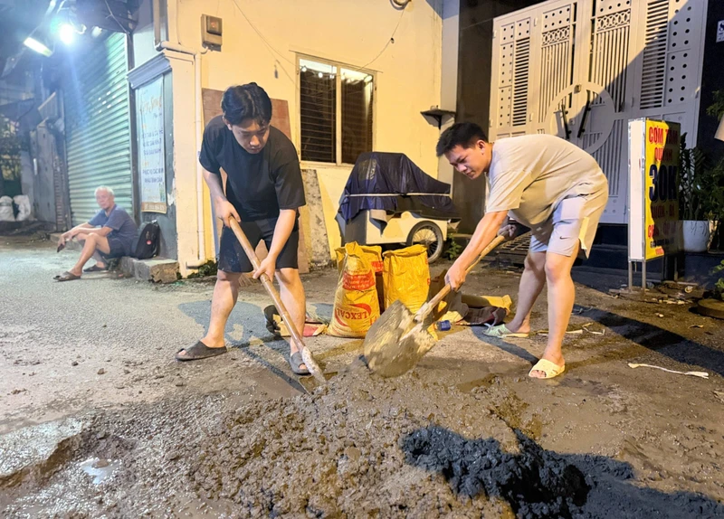Nhóm bạn trẻ tình nguyện 'vá' đường ở TPHCM
