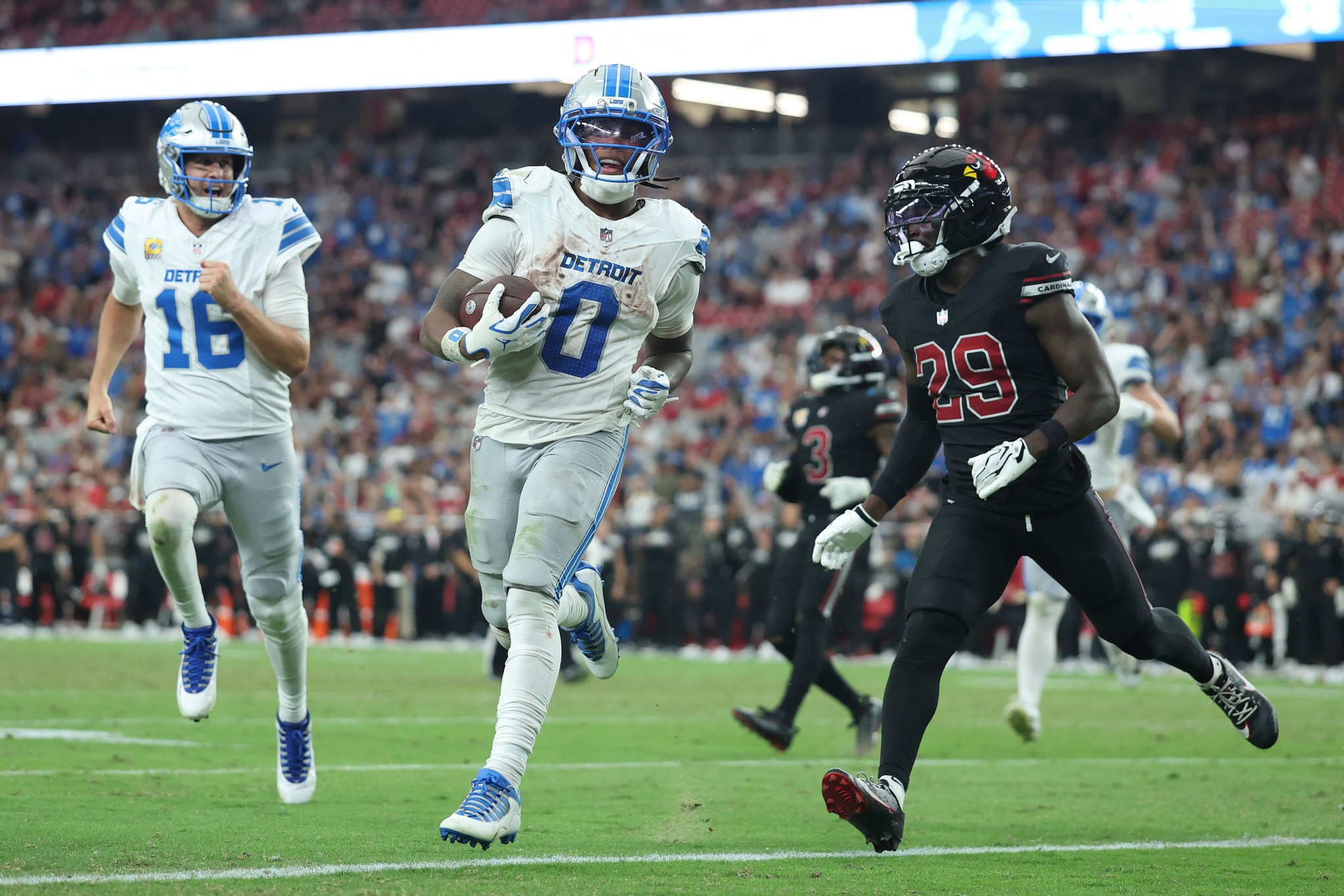 Jahmyr Gibbs passes Lions legend Barry Sanders to break notable NFL record