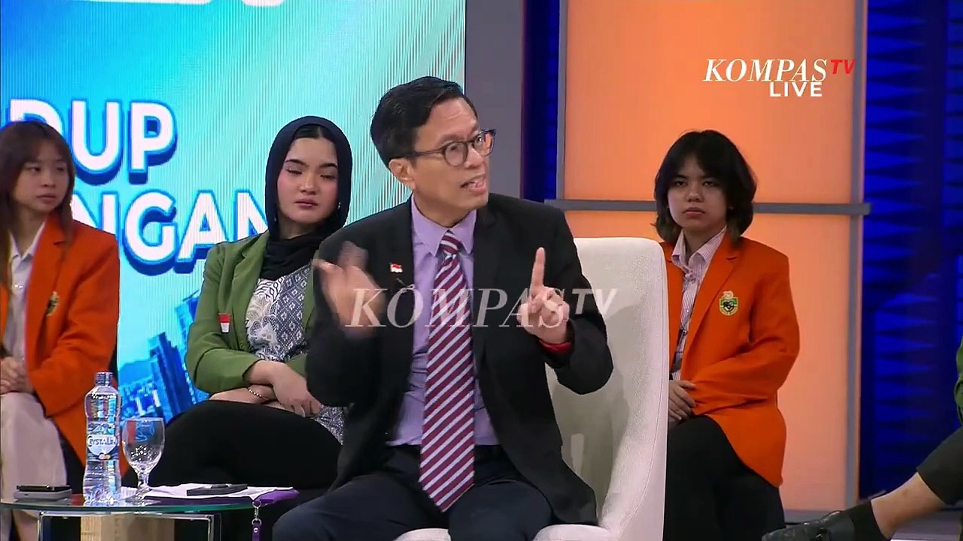 Emosi sampai tunjuk-tunjuk! Debat Lukas Luwarso dan Andi Azwan soal ...
