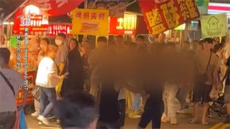 男子在夜市大打出手，其他民眾全看傻眼。（圖／民視新聞）