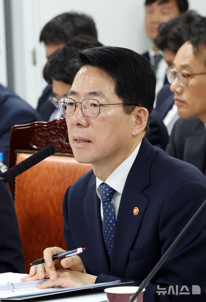 Minister Hwang Jong-woo addresses port integration concerns