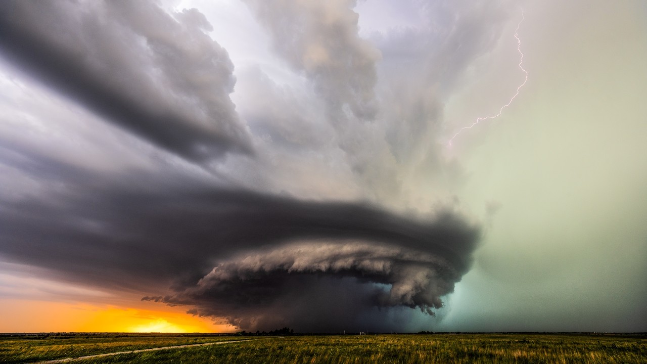 Mothership supercell spins over Kansas in real time-lapse