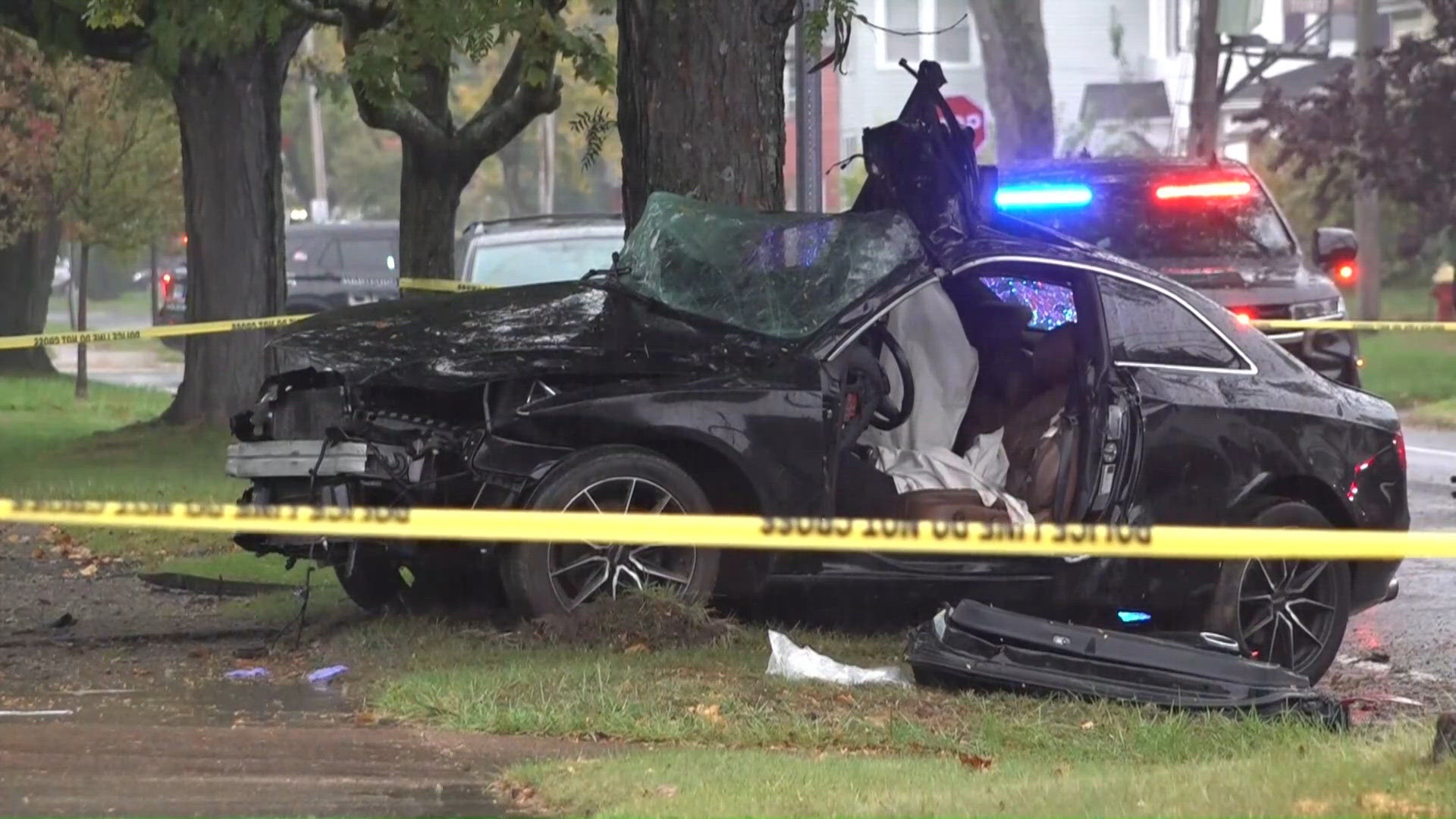 1 dead, 1 seriously hurt after car crashes into tree in Hartford