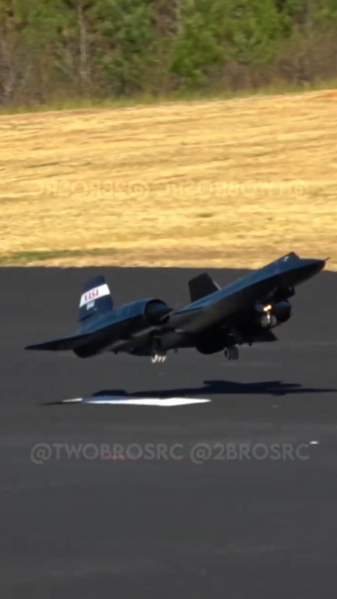 SR-71 Blackbird RC jet tests precision flying skills