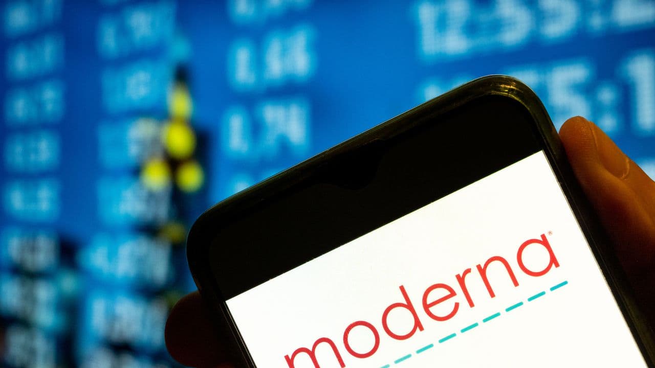 Why did MRNA, HUM, LITE stocks surge to 52-week highs last week?