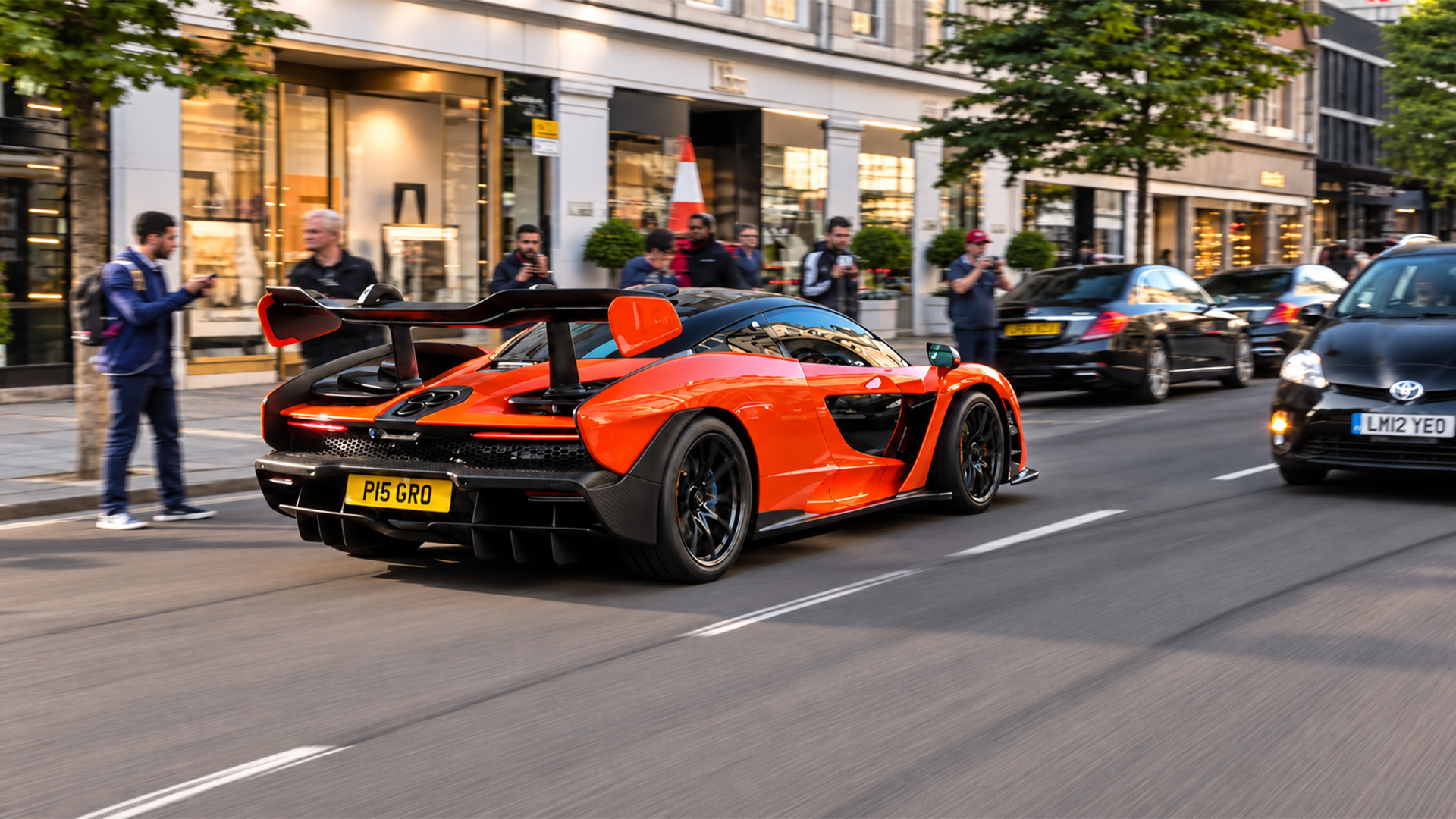 De McLaren van 3,3 miljoen dollar van een miljonair op pad